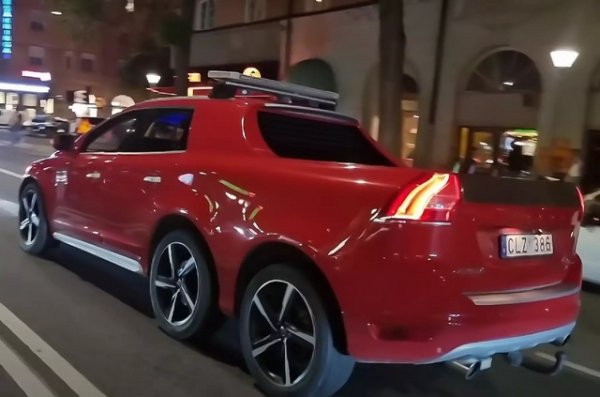 Шведският Volvo XC60 беше превърнат в пикап и то не обикновен, а шестколесен. Рядко срещаната трансформация на кросоувъра в триосен пикап бе показана на среща на собственици на необичайни автомобили в Стокхолм.